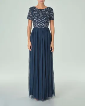 Abito lungo blu navy in tulle con corpetto a maniche corte ricamato in paillettes e perline