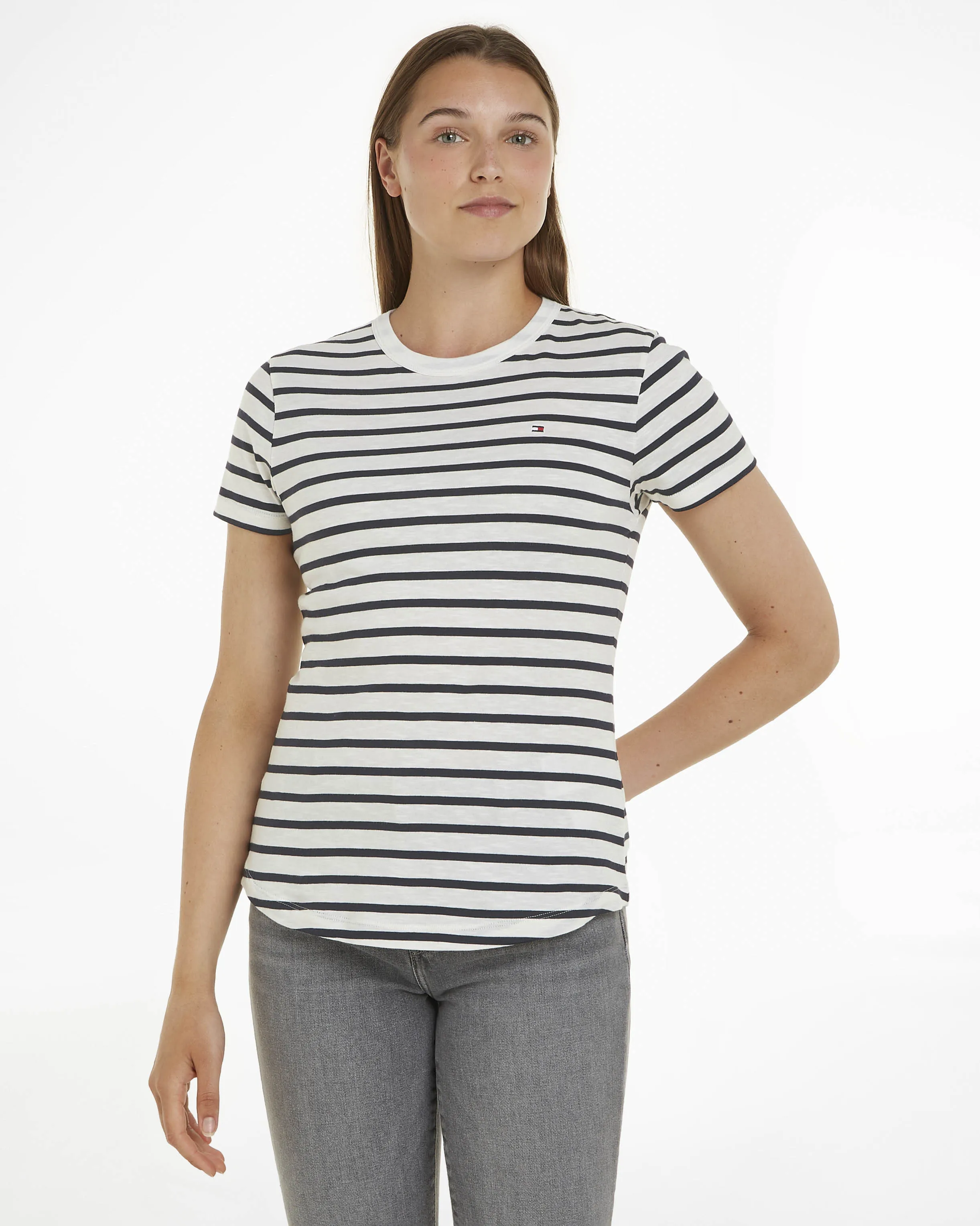 T-shirt bianca a righe blu in cotone organico con flag logo ricamato sul petto