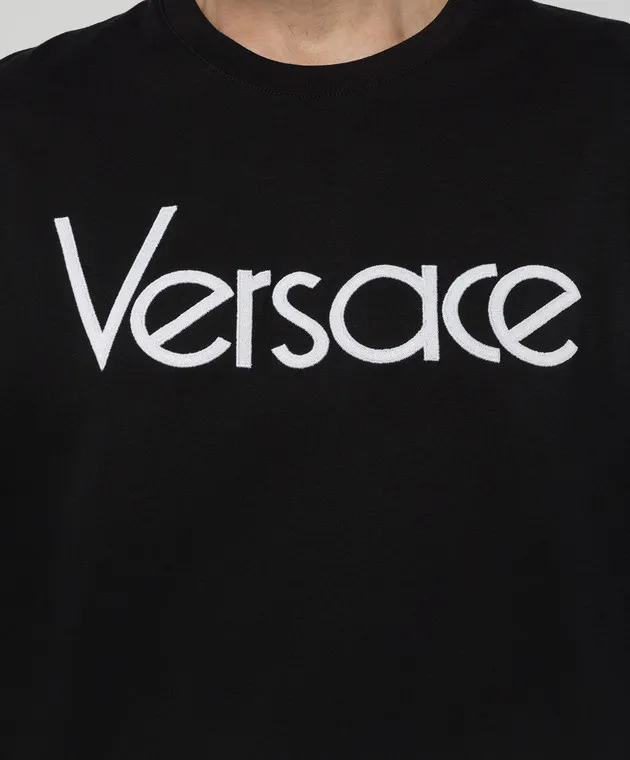 Versace T-shirt nera con ricamo logo 10125451A09028